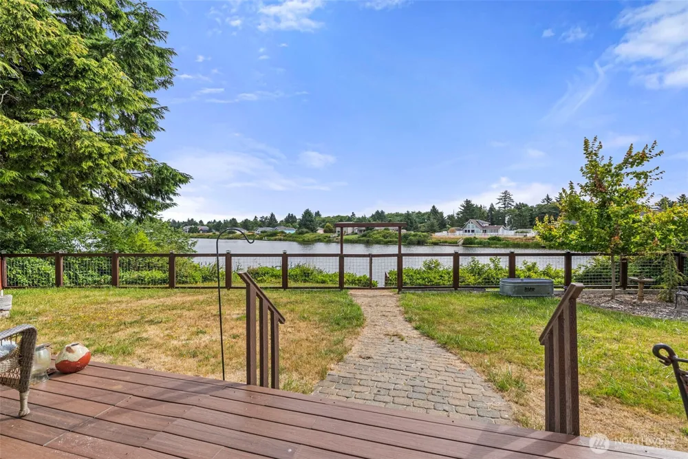 526 Sunset Avenue NE Ocean Shores, WA 98569