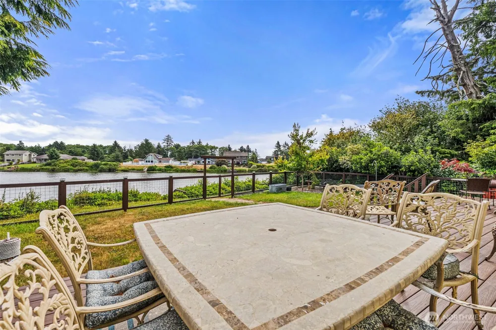 526 Sunset Avenue NE Ocean Shores, WA 98569
