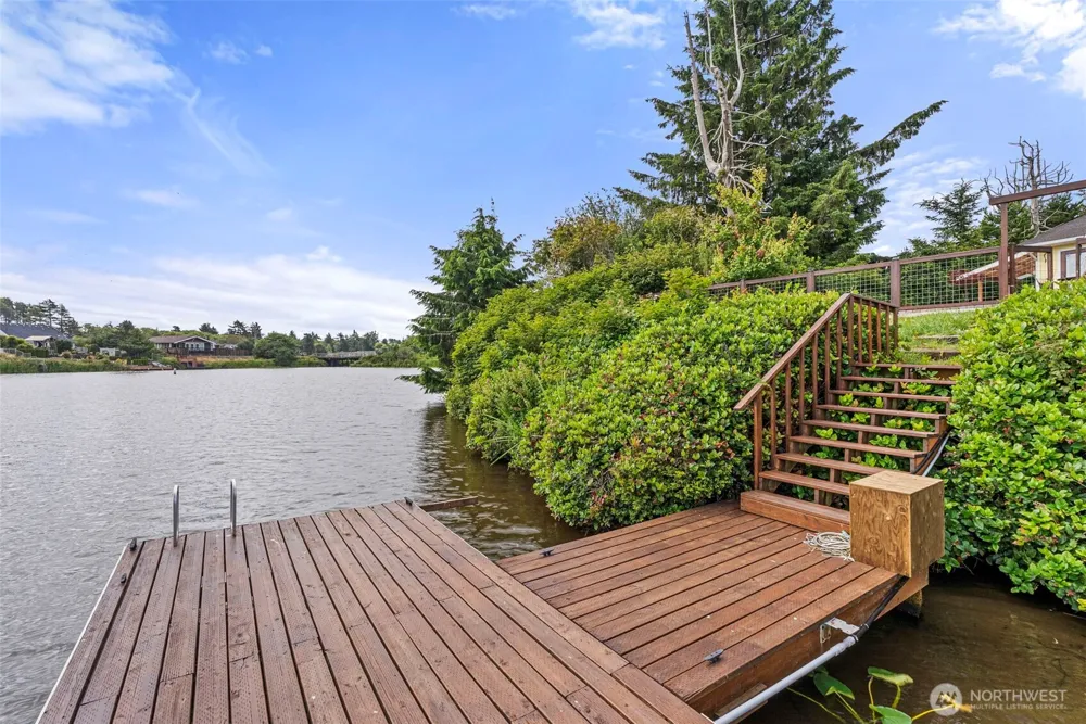 526 Sunset Avenue NE Ocean Shores, WA 98569