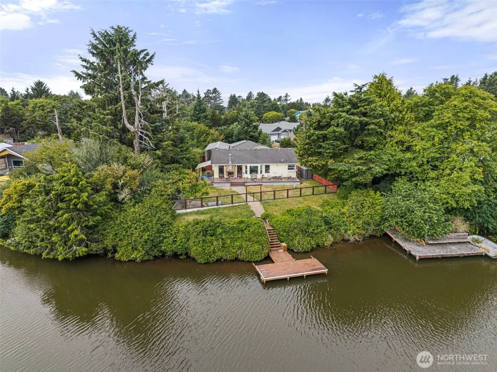 526 Sunset Avenue NE Ocean Shores, WA 98569