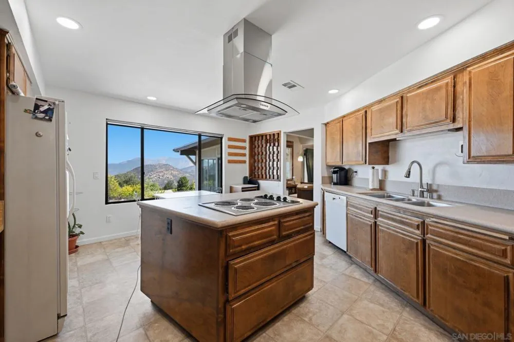 133 La Cresta Heights Rd El Cajon, CA 92021