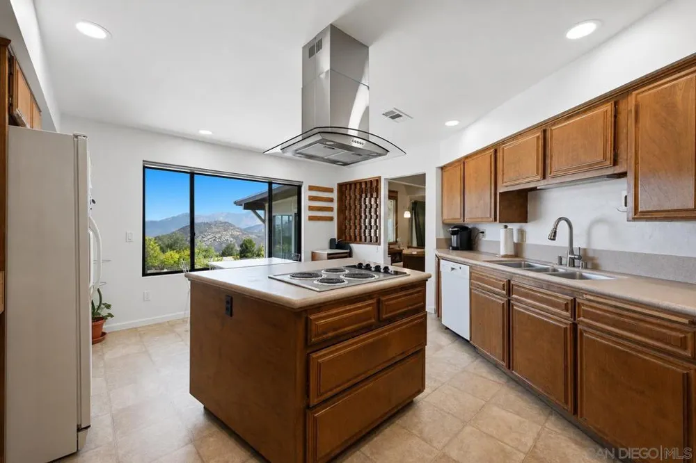 133 La Cresta Heights Rd El Cajon, CA 92021