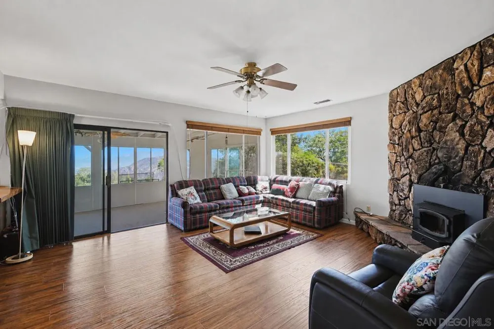 133 La Cresta Heights Rd El Cajon, CA 92021