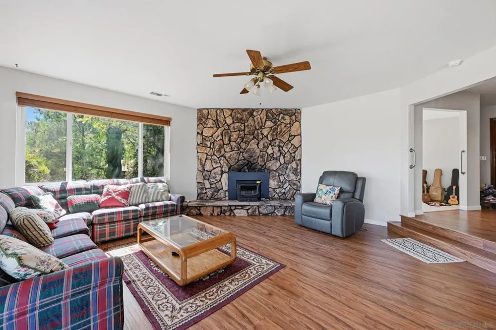 133 La Cresta Heights Rd El Cajon, CA 92021