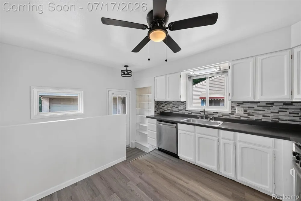 903 Bernie Lane Madison Heights City, MI 48071