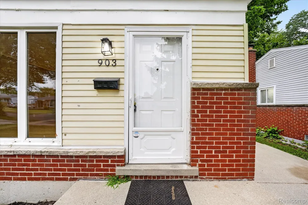 903 Bernie Lane Madison Heights City, MI 48071