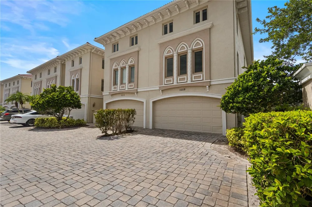 1008 PASEO DEL RIO NE St Petersburg, FL 33702