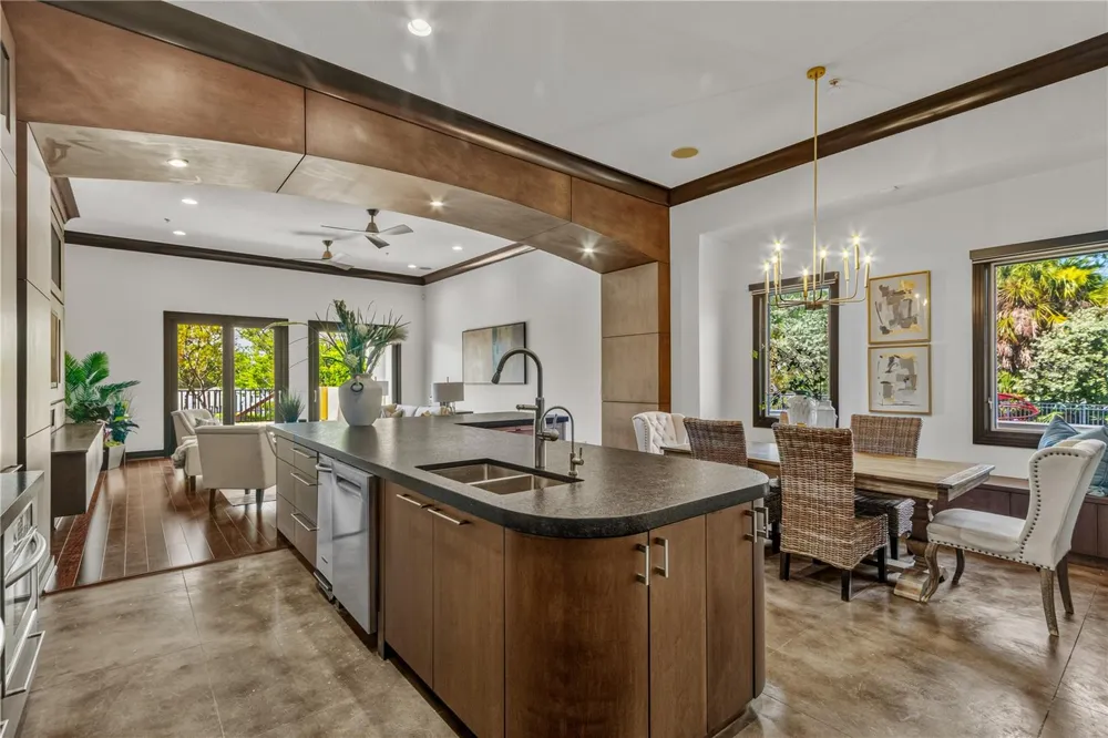 1008 PASEO DEL RIO NE St Petersburg, FL 33702