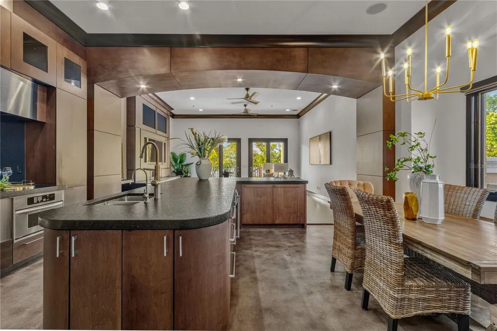 1008 PASEO DEL RIO NE St Petersburg, FL 33702