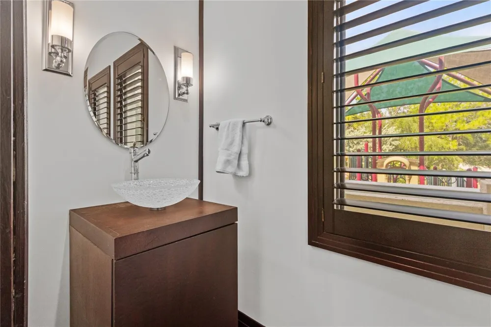 1008 PASEO DEL RIO NE St Petersburg, FL 33702