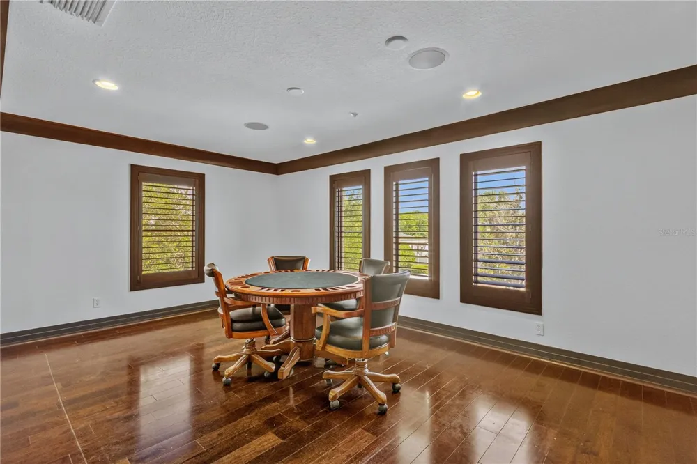 1008 PASEO DEL RIO NE St Petersburg, FL 33702