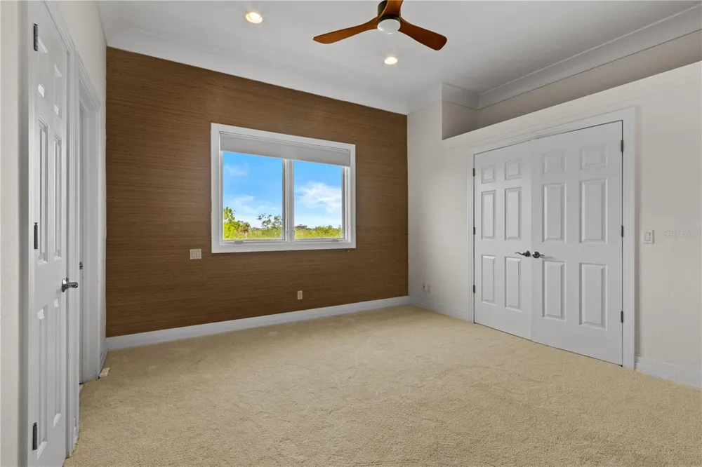 1008 PASEO DEL RIO NE St Petersburg, FL 33702