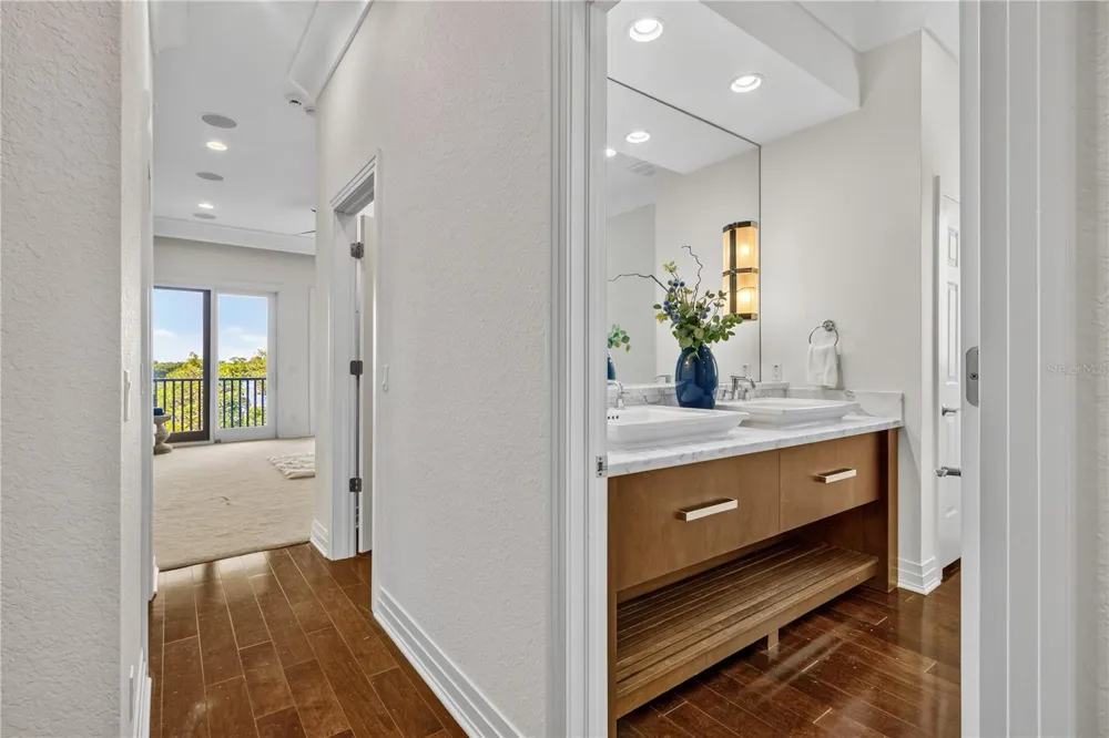 1008 PASEO DEL RIO NE St Petersburg, FL 33702