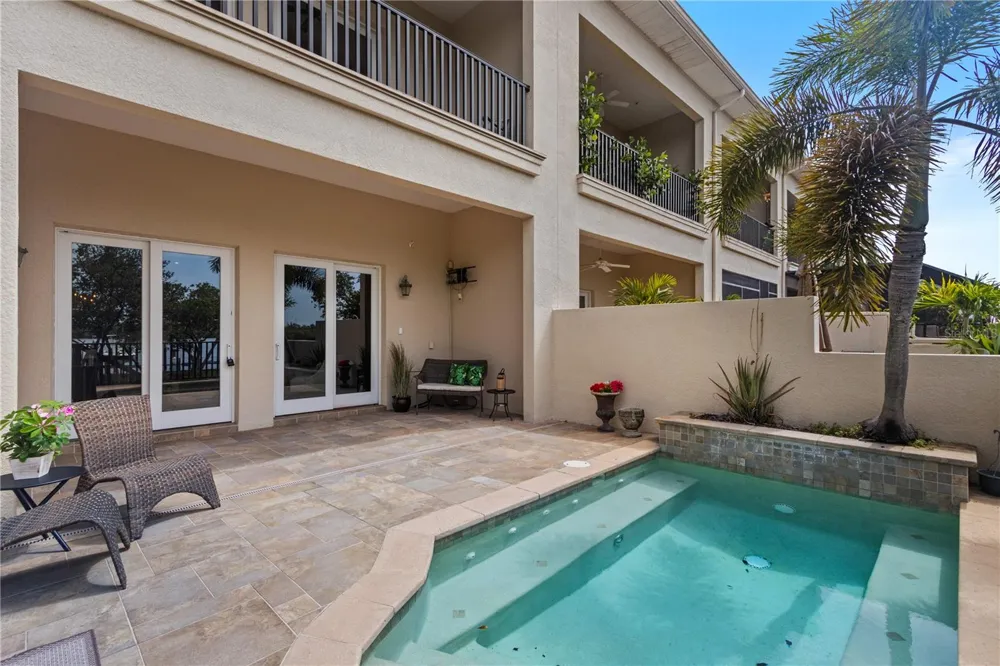 1008 PASEO DEL RIO NE St Petersburg, FL 33702