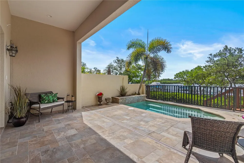 1008 PASEO DEL RIO NE St Petersburg, FL 33702