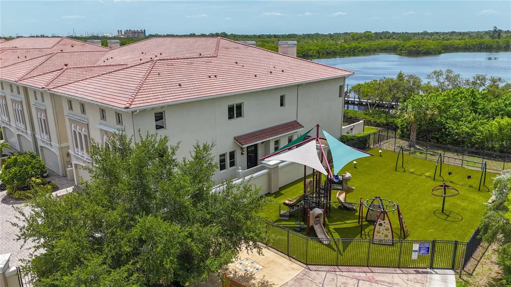 1008 PASEO DEL RIO NE St Petersburg, FL 33702