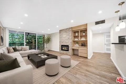 911 Kings Road #112