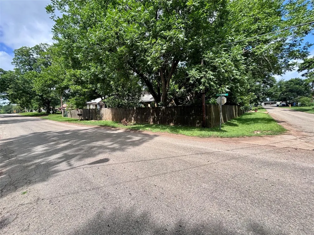 401 S Cottonwood Street Crockett, TX 75835