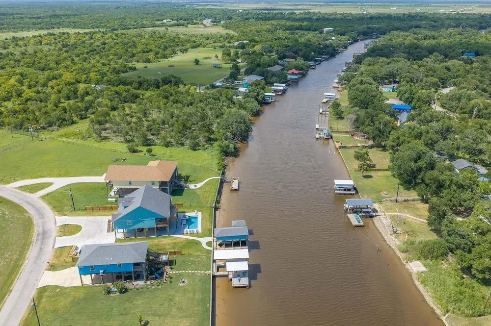 3868 County Road 286 Sargent, TX 77414