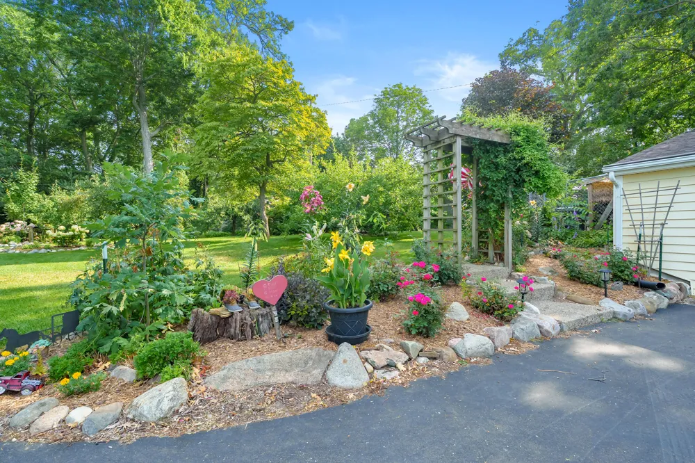 12101 Oakridge Road Plainwell, MI 49080