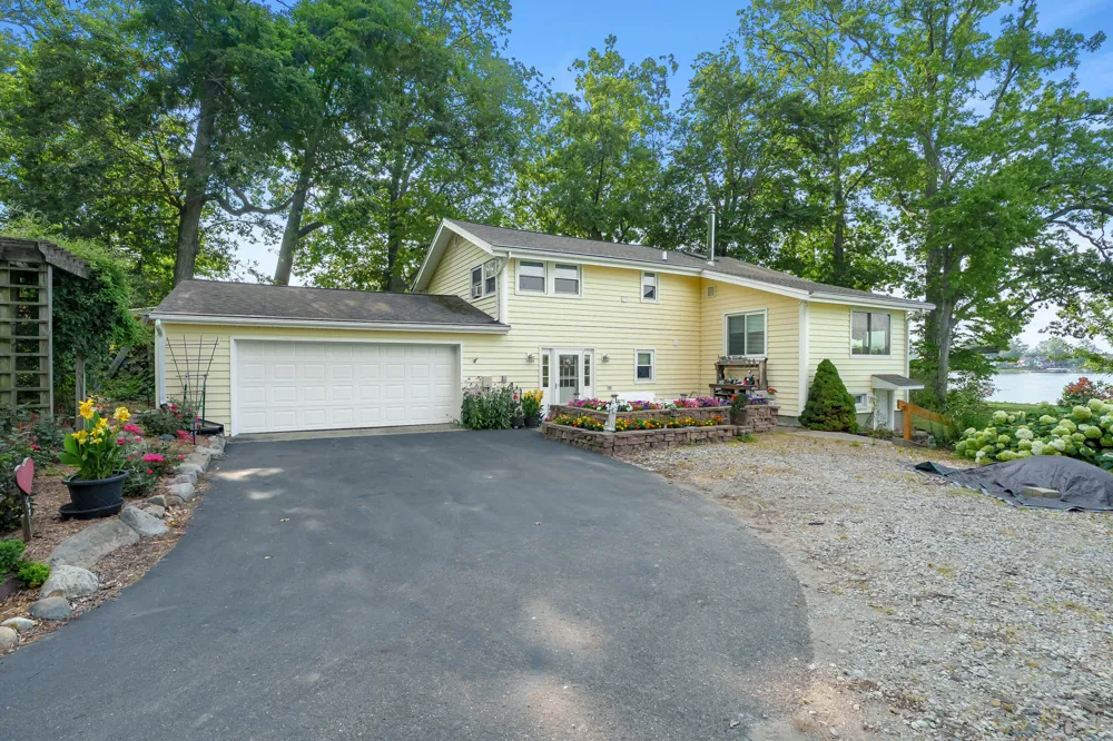 12101 Oakridge Road Plainwell, MI 49080
