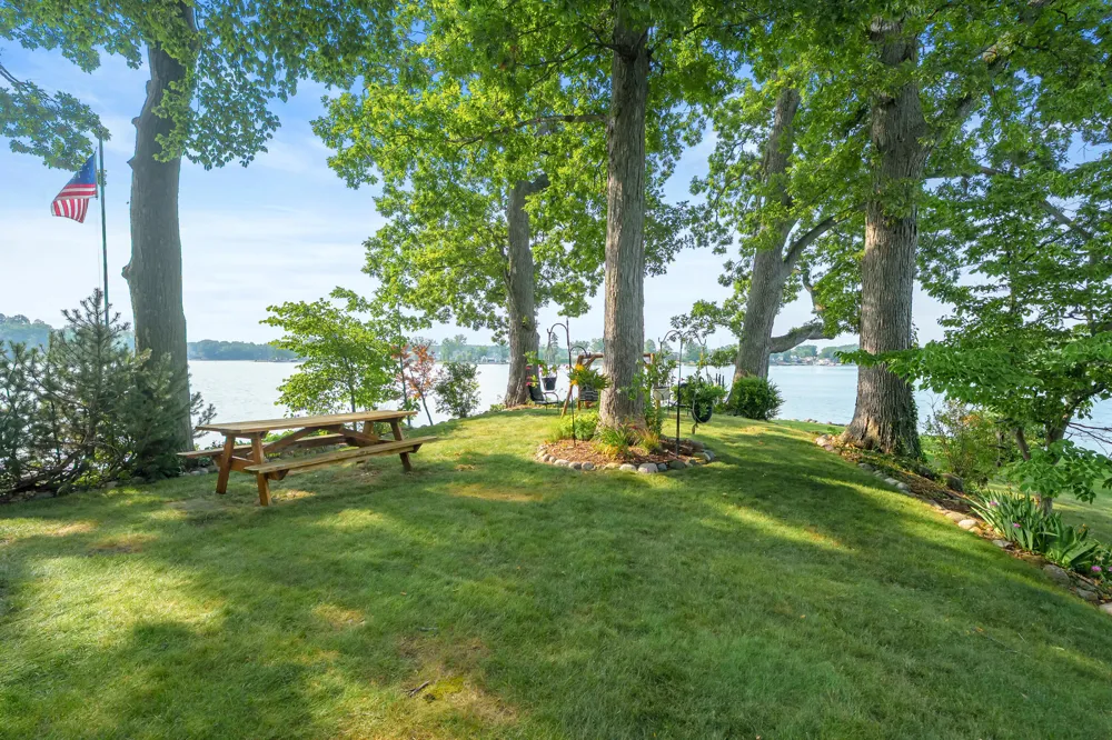 12101 Oakridge Road Plainwell, MI 49080