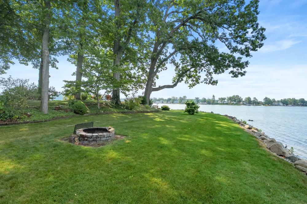 12101 Oakridge Road Plainwell, MI 49080