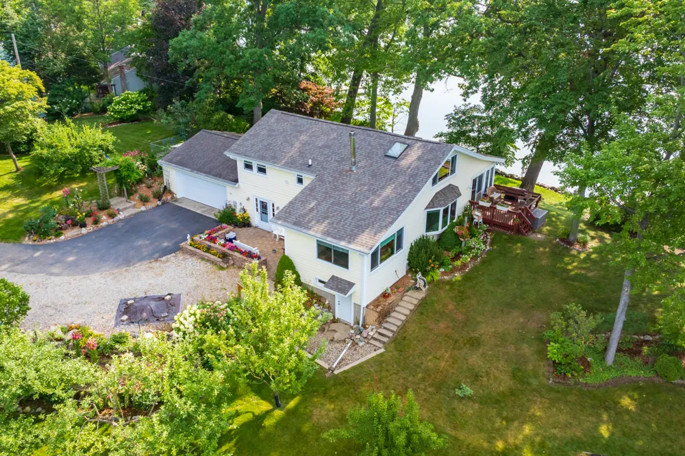 12101 Oakridge Road Plainwell, MI 49080