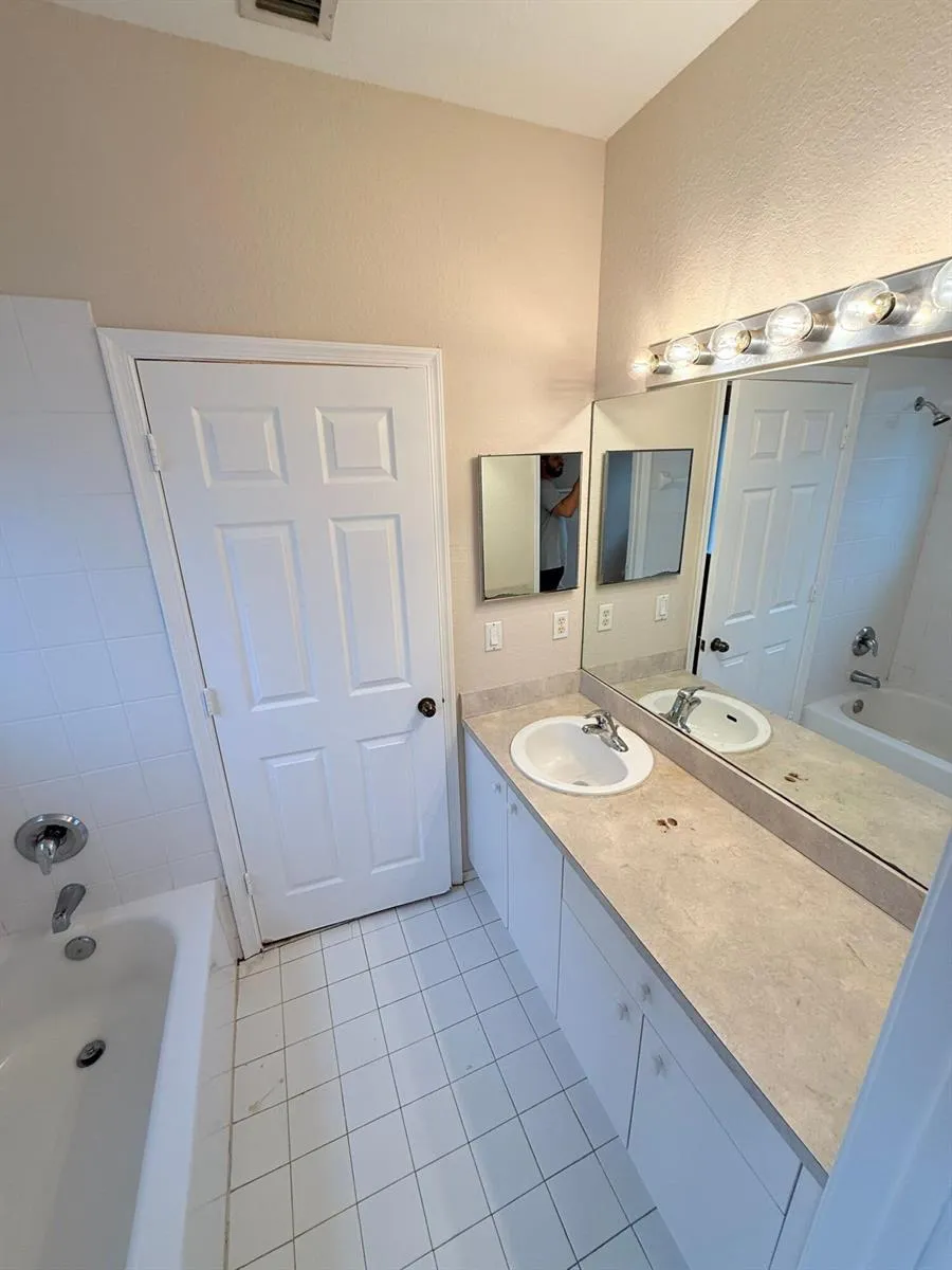 905 SANTA CATALINA CIRCLE #905 North Lauderdale, FL 33068