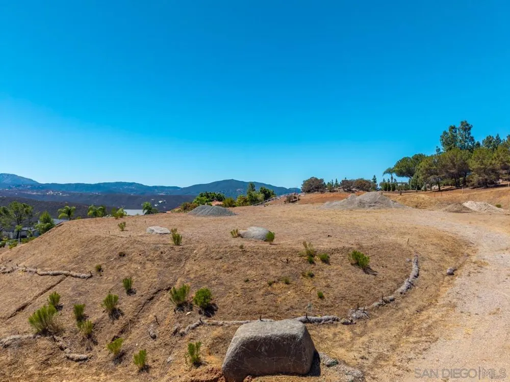 2824 Via Asoleado Alpine, CA 91901
