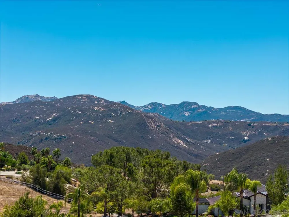 2824 Via Asoleado Alpine, CA 91901