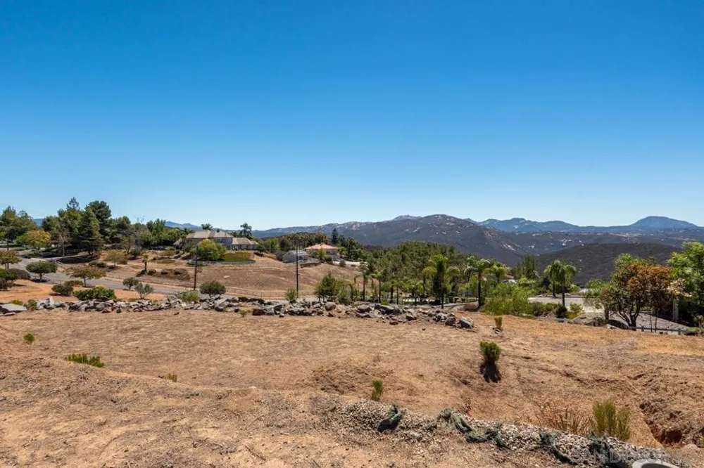 2824 Via Asoleado Alpine, CA 91901