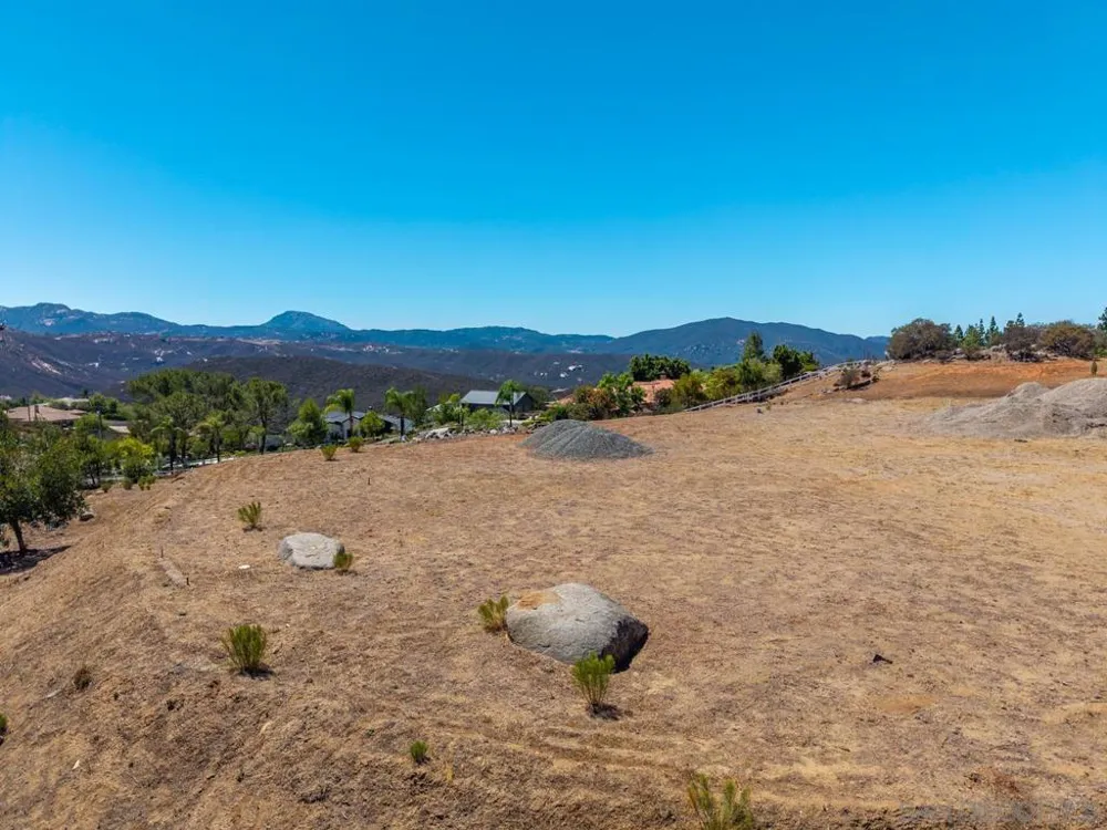 2824 Via Asoleado Alpine, CA 91901