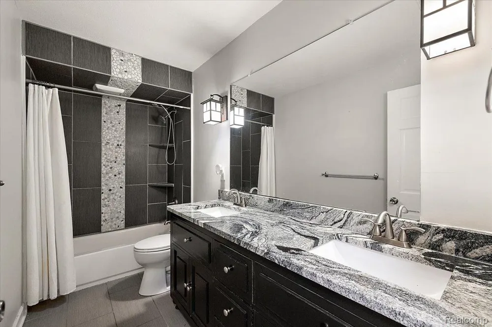 7291 Parkwood Drive Tyrone Township, MI 48430