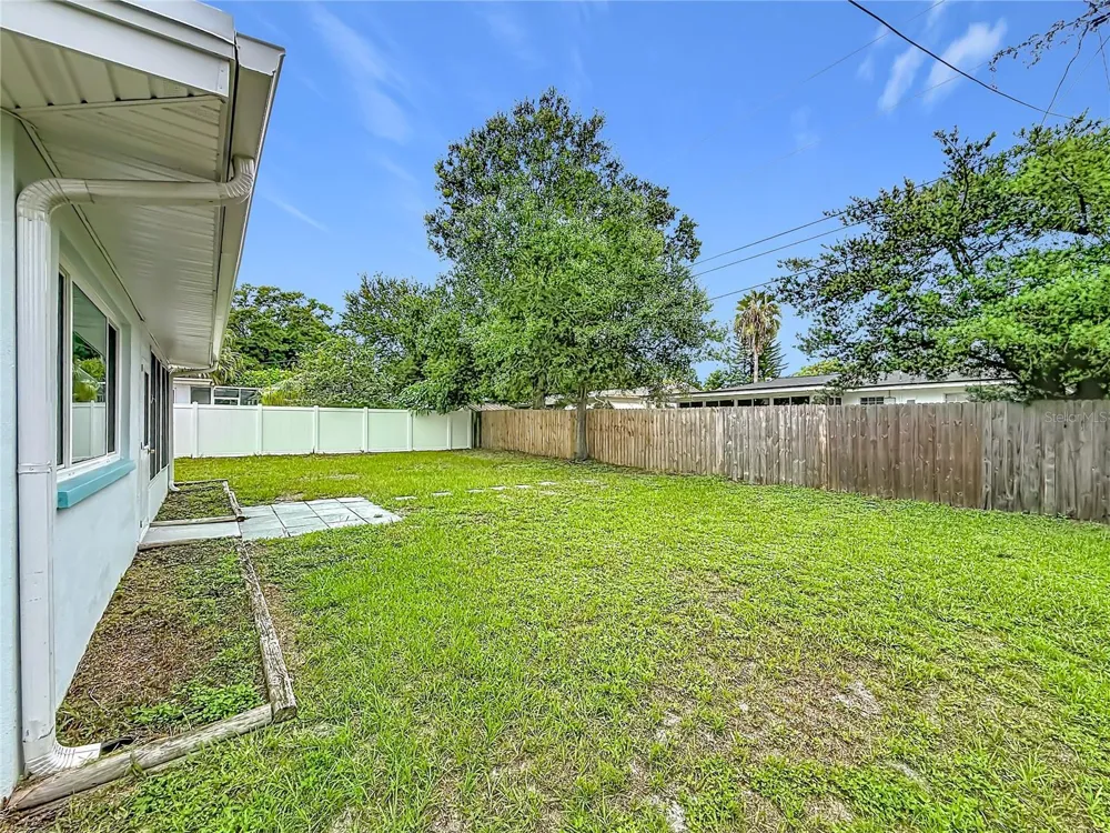 890 7TH AVENUE NE Largo, FL 33770