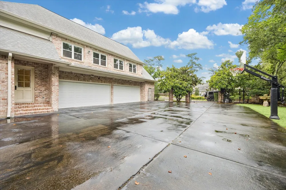 223 Heritage Oaks Lane Houston, TX 77024