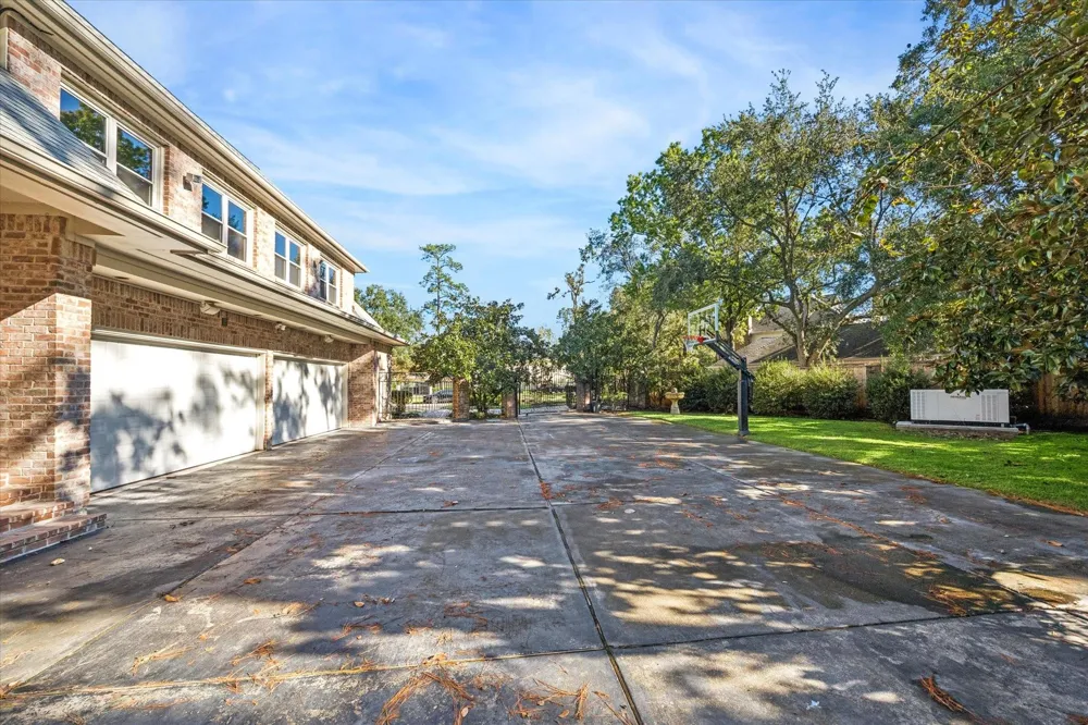 223 Heritage Oaks Lane Houston, TX 77024