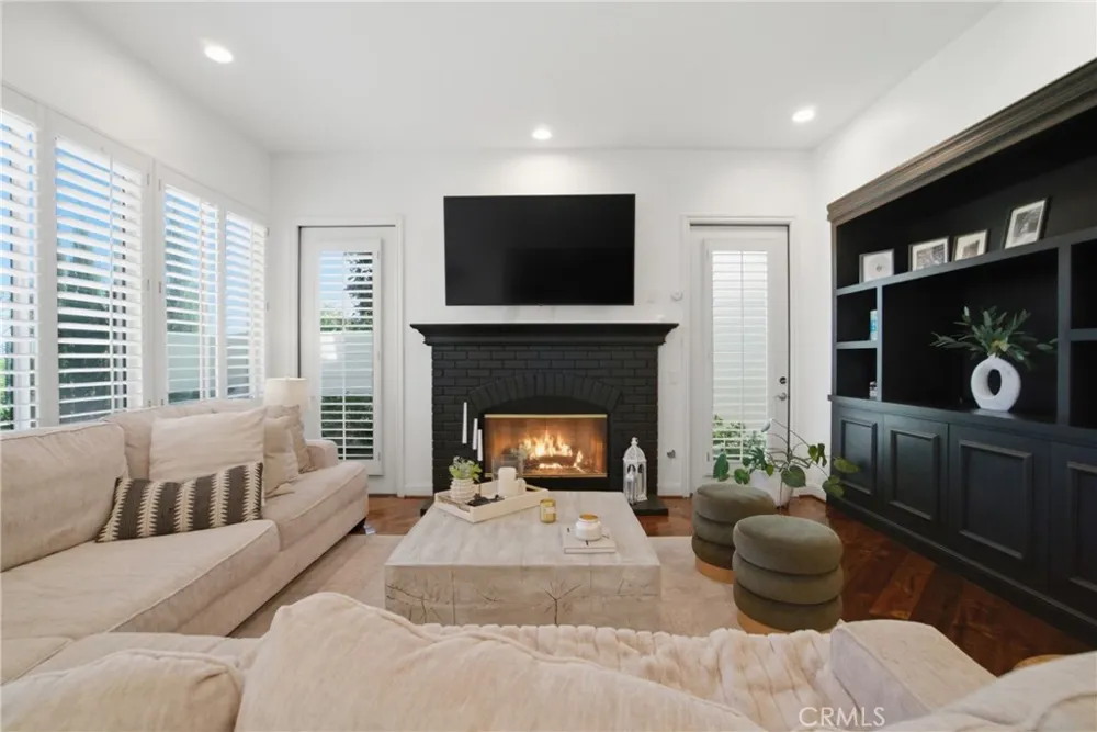 24813 Calle Cedro Calabasas, CA 91302