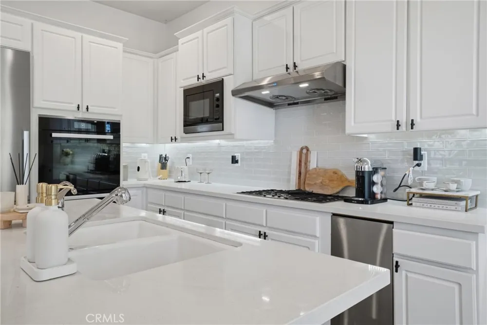 24813 Calle Cedro Calabasas, CA 91302