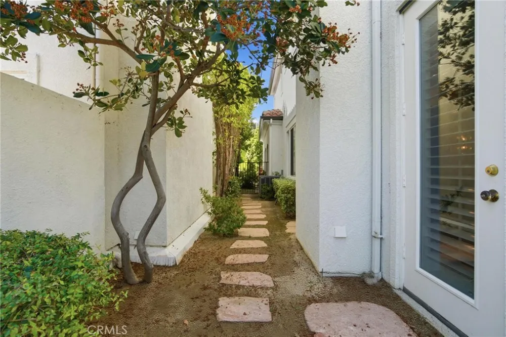 24813 Calle Cedro Calabasas, CA 91302