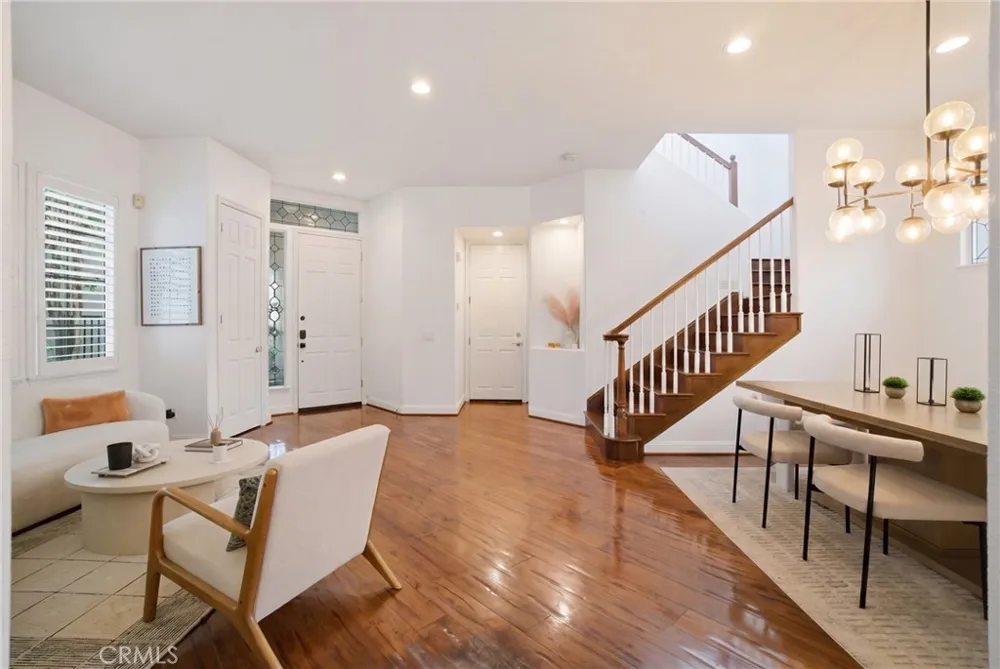 24813 Calle Cedro Calabasas, CA 91302