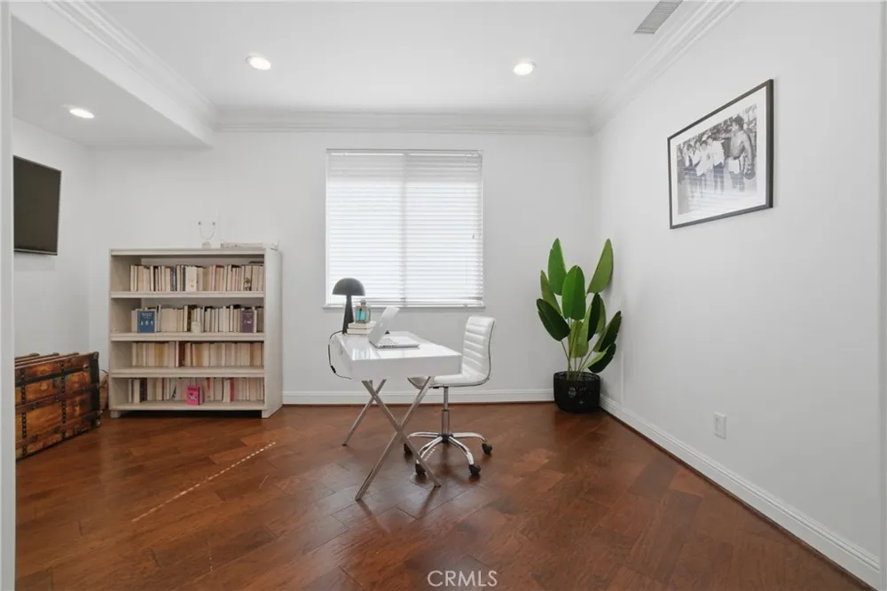 24813 Calle Cedro Calabasas, CA 91302