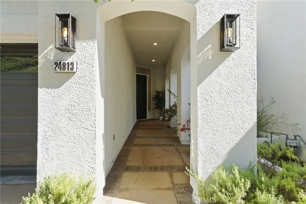 24813 Calle Cedro Calabasas, CA 91302