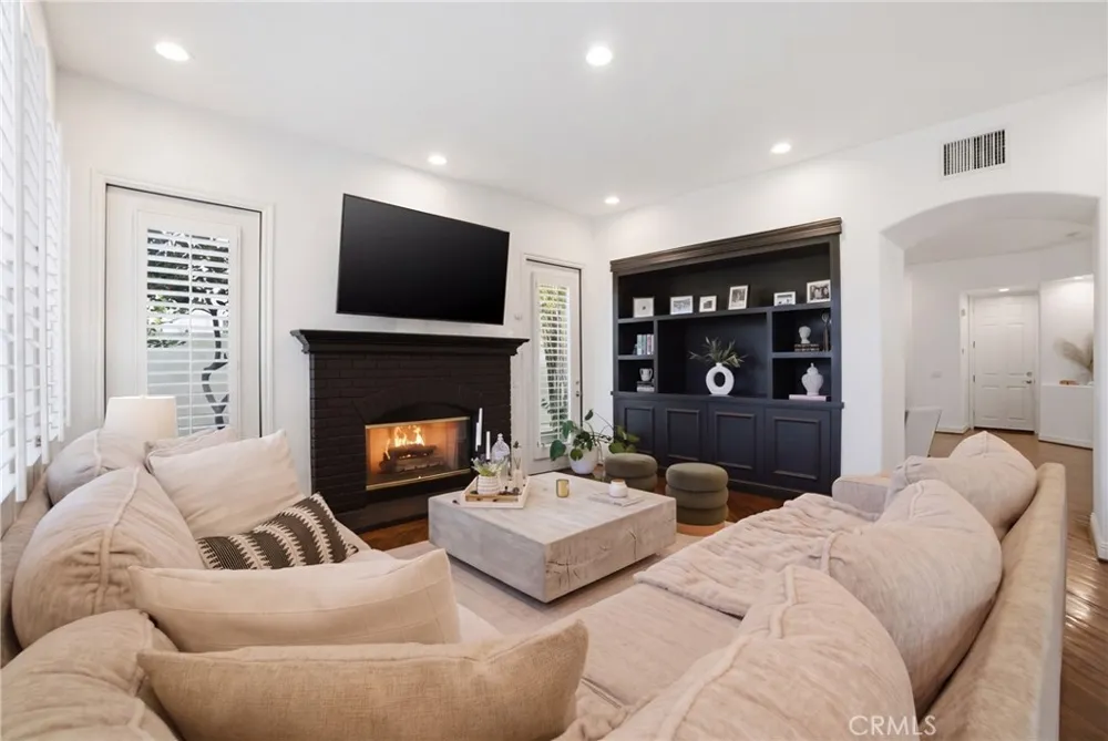 24813 Calle Cedro Calabasas, CA 91302
