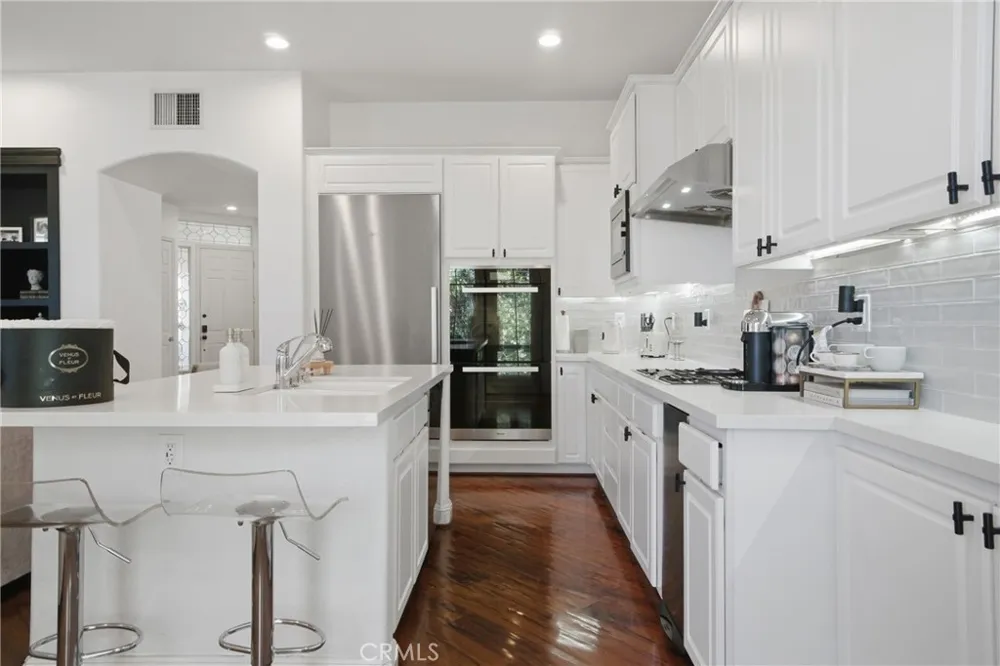 24813 Calle Cedro Calabasas, CA 91302