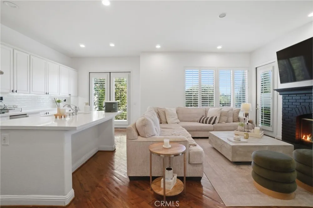 24813 Calle Cedro Calabasas, CA 91302