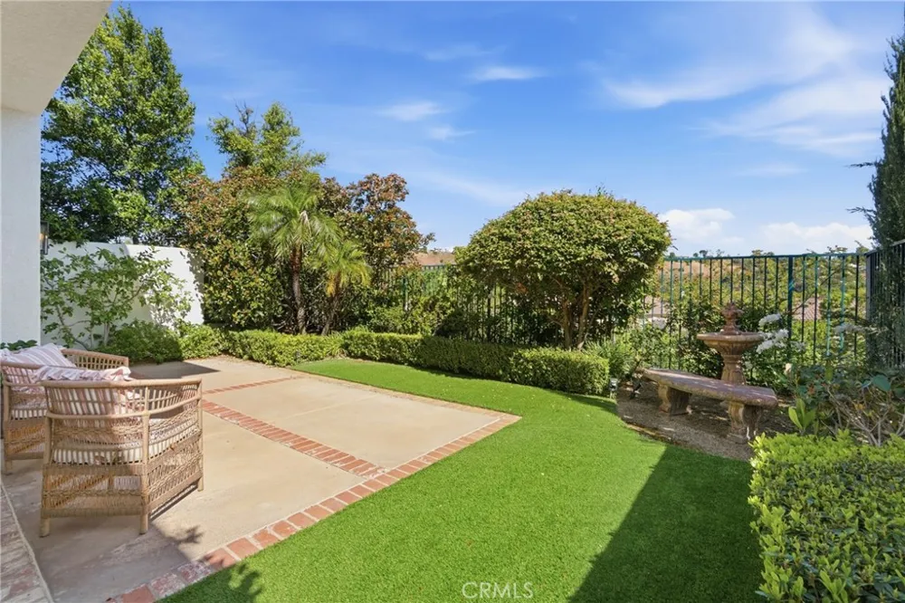 24813 Calle Cedro Calabasas, CA 91302