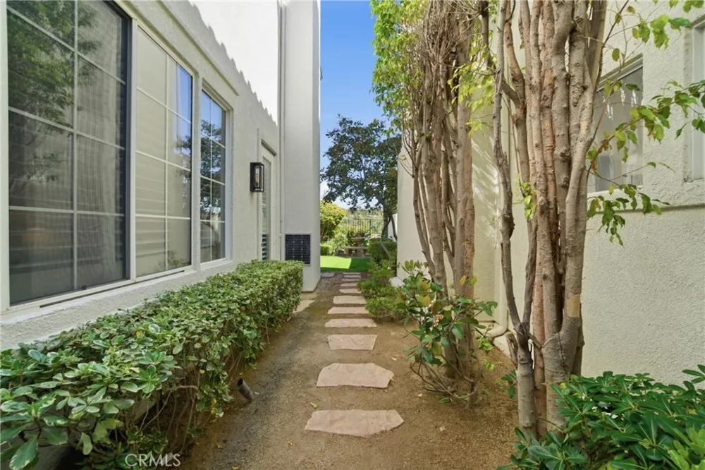 24813 Calle Cedro Calabasas, CA 91302