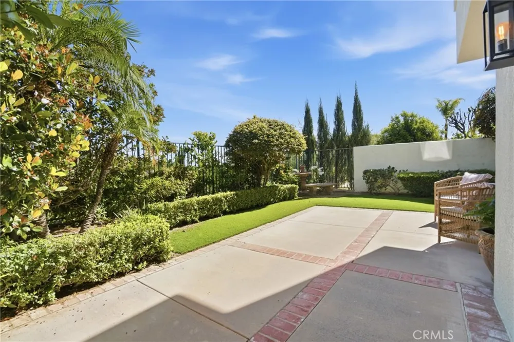 24813 Calle Cedro Calabasas, CA 91302