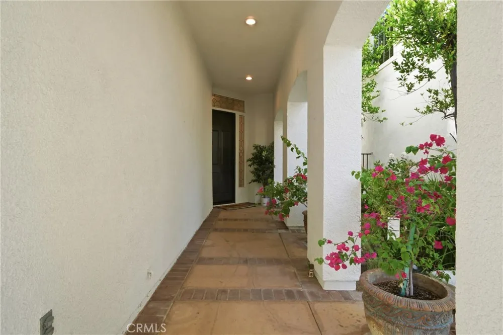 24813 Calle Cedro Calabasas, CA 91302